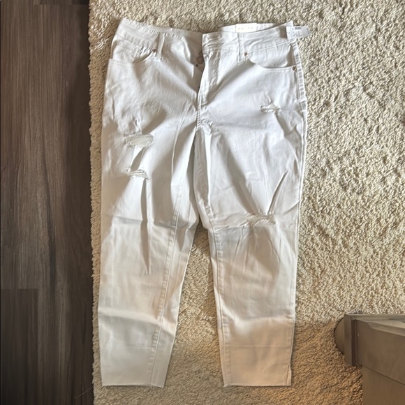Maurices Pants - Women’s White Distressed Crop